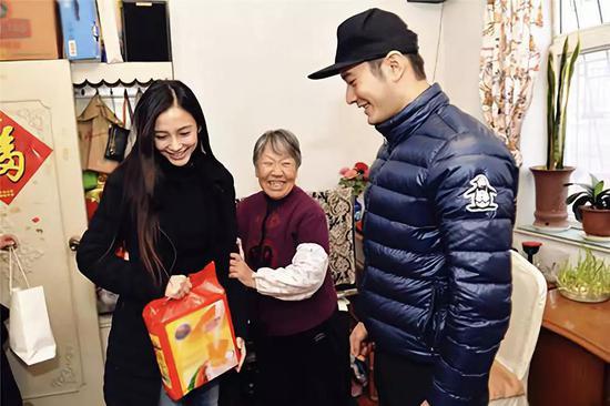 黄晓明夫妇带着礼包回山东探望亲人。 图 / 网络