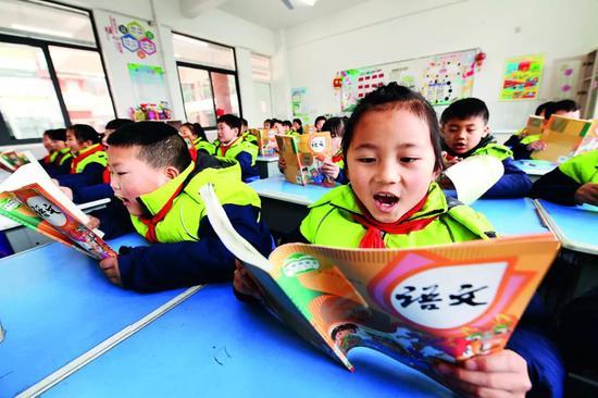 2019年2月20日,安徽省阜阳市一所小学,二年级的学生们在上语文课。图/视觉中国