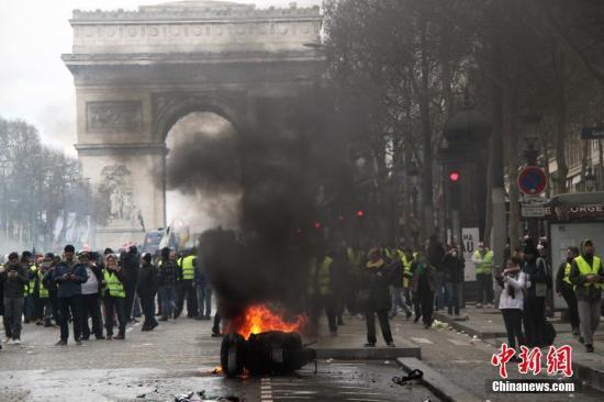 当地时间3月16日，巴黎发生大规模示威。这是巴黎自去年11月以来遭遇的第18轮示威，据法国内政部的统计，有10000人在巴黎参与示威。大批示威者当天在凯旋门聚集。中新社记者 李洋 摄