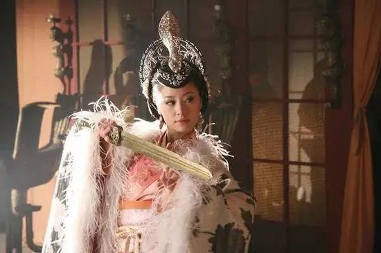 即使是配上非常努力的黑化眼妆,距离妖娆依然相差甚远。