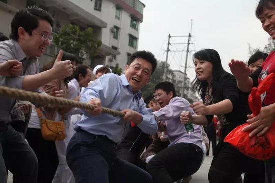 2015年,医院职工拔河比赛时的王磊(中)。