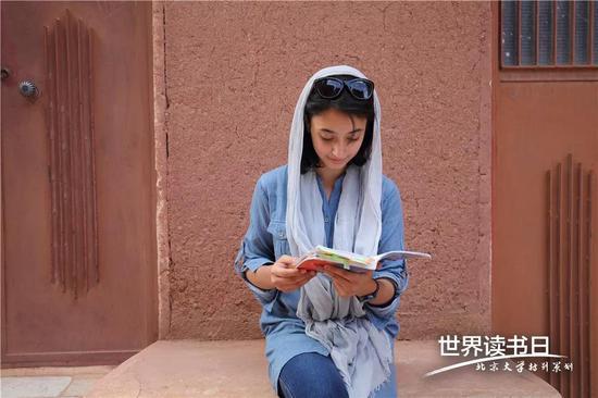 伊朗阿比亚内的阅读者 2015