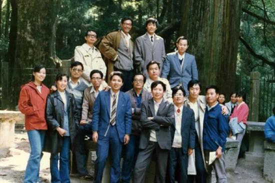 ▲庐山笔会纪念照,上排左三就是曹文轩,郑渊洁没入镜