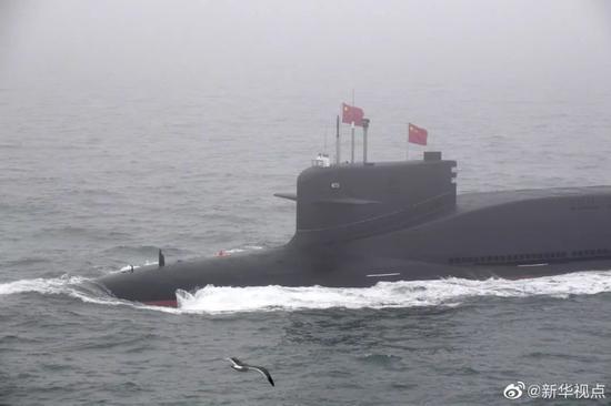 4月23日,亮相中国海军成立70周年海上阅兵的新型国产核潜艇。摄影/李紫恒