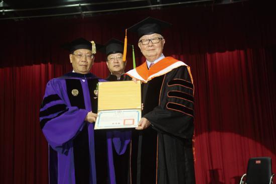 2015年6月13日,台湾亚洲大学校长颁授名誉博士给台积电董事长张忠谋(右一)