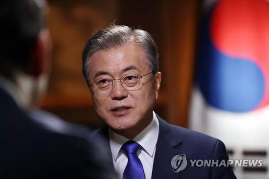 (图为接受福克斯新闻采访的韩国总统文在寅)