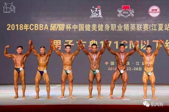■左一为邱钧参加2018年CBBA职业比赛