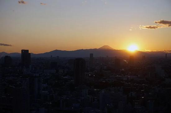 △ 演出时正值夕阳西下,远处富士山的轮廓清晰可见(摄影 南部健人)