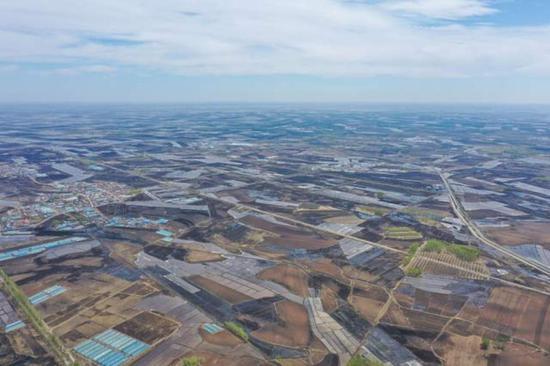 ↑培育稻苗、平整水田、种植稻米……近日,内蒙古自治区兴安盟扎赉特旗的农田里一片繁忙。这是5月4日拍摄的扎赉特旗好力保镇大片农田(无人机照片)。新华社记者 徐钦 摄
