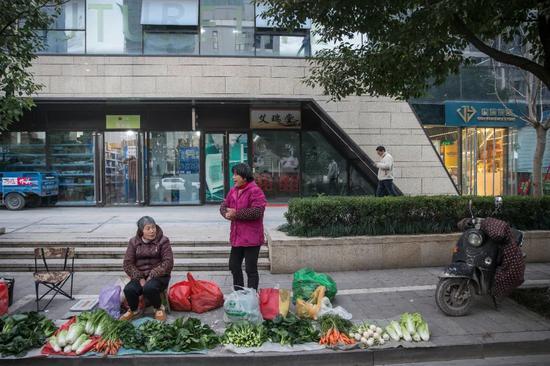 小区门口,郎建的便利店紧挨着快递驿站(陈中秋 摄)