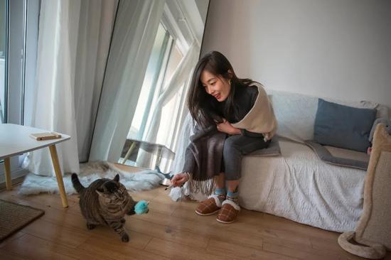 吴思琪收养了一只流浪猫,取名“璀璨”(陈中秋 摄)