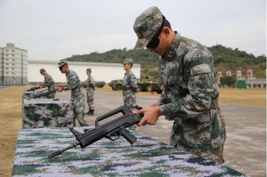 1月4日,驻澳门部队珠海基地组织官兵校场比武。这是战士们蒙眼进行轻武器分解结合。新华社发(叶华敏 摄)