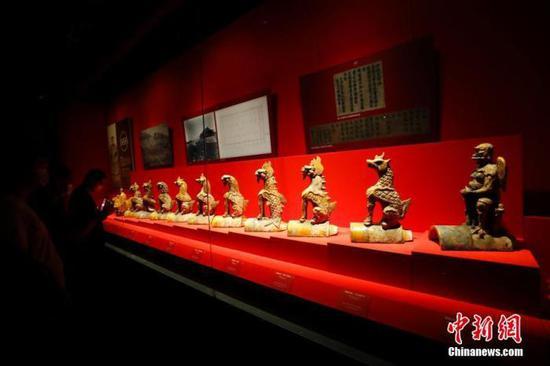 资料图:此前,“丹宸永固——紫禁城建成六百年”展在故宫博物院午门开幕。图为观众参观故宫太和殿上的脊兽,这一组脊兽是康熙三十四年(1695)重建太和殿时的原件。 中新社记者 杜洋 摄