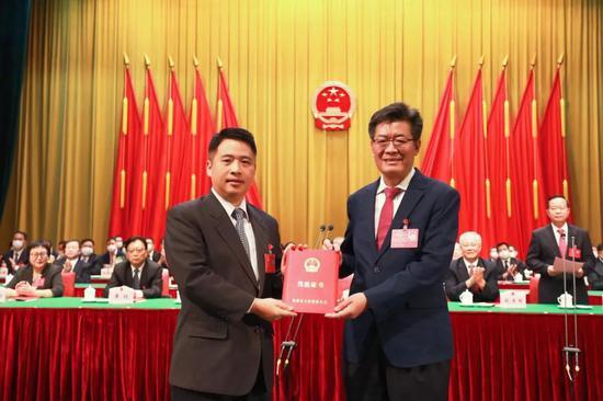 珠海市委书记、市人大常委会主任郭永航为黄志豪(左)颁发当选证书。