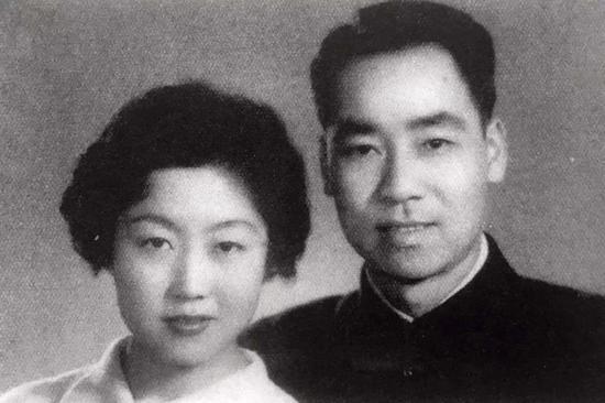 许渊冲和夫人照君合影。
