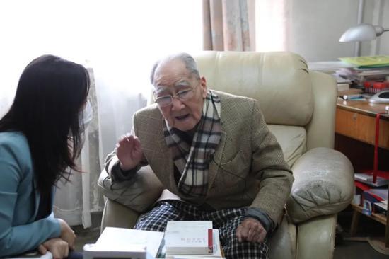 许渊冲在家中接受采访。