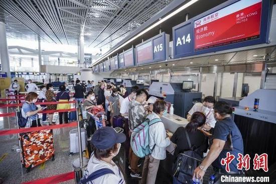 资料图:海口美兰机场,旅客正在办理手续。 骆云飞 摄