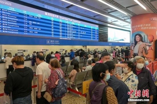 图为众多购票者到香港西九龙高铁站购买车票。中新社记者 陈永诺 摄