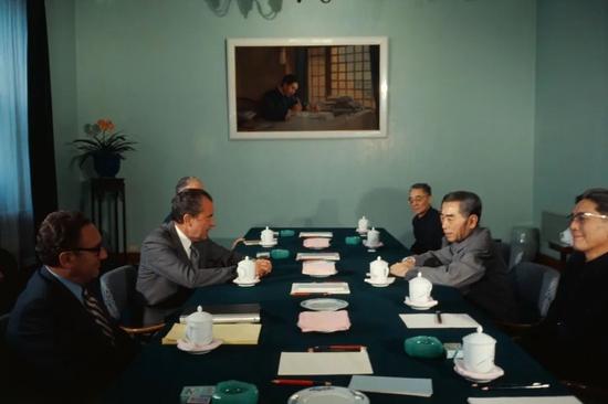 ·1972年2月，时任美国总统尼克松（左二）和基辛格（左一）正式访问中国，周恩来总理（右二）会见了代表团一行。