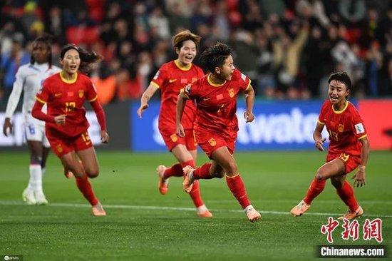 凭借王霜的点射破门,少一人作战的中国女足1:0海地。图片来源:IC photo