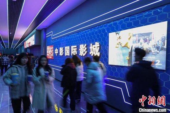 图为观影者进出观影厅。中新网记者 瞿宏伦 摄