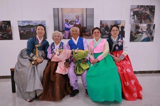 延边摄影家朴亨莲的作品《我的公公婆婆》曾获得第十四届吉林省长白山文艺奖。展览当日，两位老人亲临展览现场吸引众多观众合影。