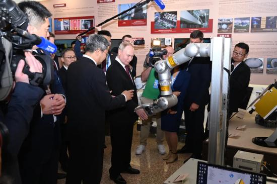 普京访问哈尔滨工业大学：与师生对话，体验学校自研机器人