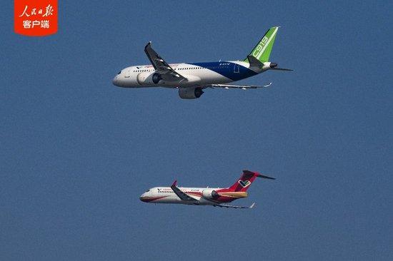 ARJ21和C919首次双机编队飞行表演