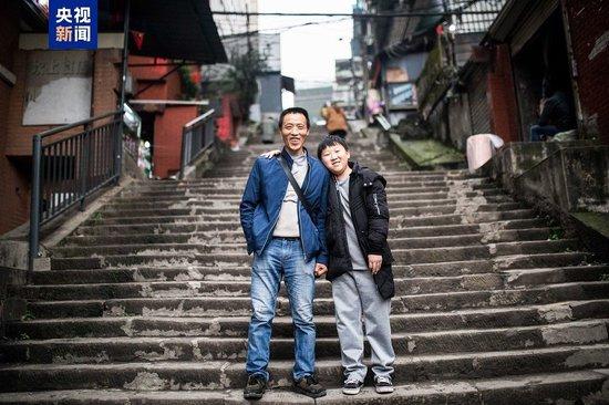 追更15年前的一张珍贵合照!重庆“棒棒”父子故事暖心后续→