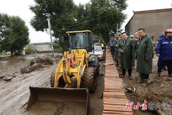 甘肃省委书记胡昌升、省长任振鹤，现场指挥抢险救灾