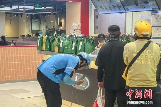 外卖补贴大战背后:骑手日工作超12小时,餐饮商家每单亏8元