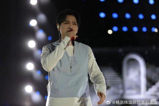 歌手杨宗纬西宁演唱会不慎踩空摔下舞台，被工作人员紧急抬走送医，目击者称其疑似短暂昏迷，高台约2米