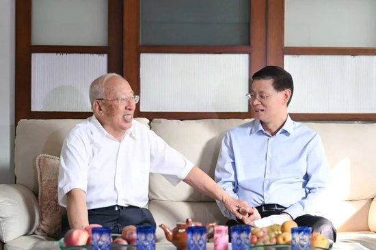 新任辽宁省委书记许昆林，看望慰问正省级老同志