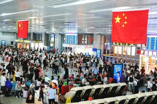 我的铁路风景｜旅客向窗外举起相机，意外拍到……