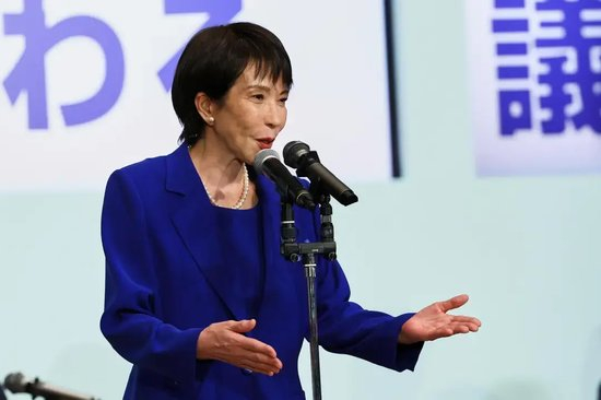 “安倍女孩”高市早苗：大学时担任乐队鼓手，母亲是警官，曾被拍到在安倍晋三葬礼上手微微颤抖