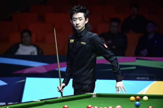 有惊无险！吴宜泽6-4霍尔特，晋级斯诺克英锦赛16强