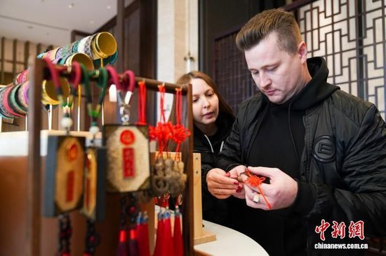 (年终特稿)免签再扩圈 中外人员往来迎新利好