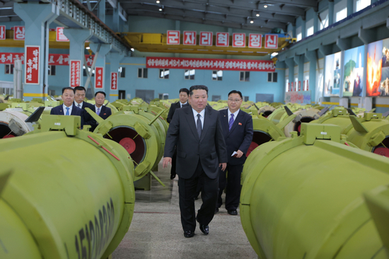 金正恩年底放大招：扩导弹产能助俄，亮核潜艇抗美？