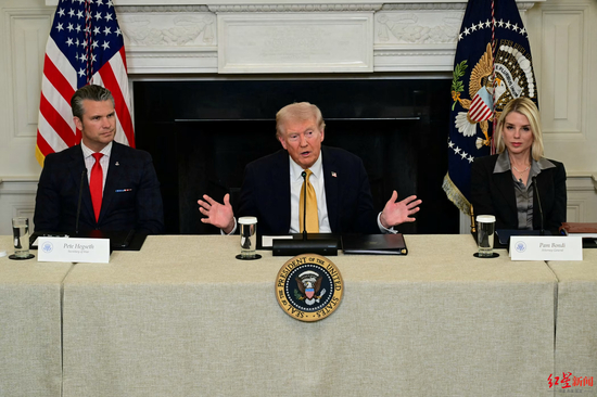 特朗普挑战百年美联储：“打不还手”的鲍威尔反击，三位前主席四位前财长发声谴责