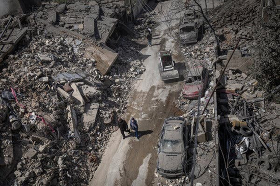 当地时间3月18日，黎巴嫩首都遭空袭后的景象。 图源：美媒