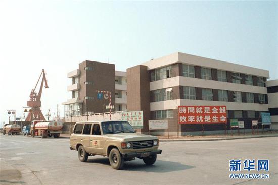 深圳蛇口工业区一座办公大厦(资料照片)。新华社记者徐佑珠摄