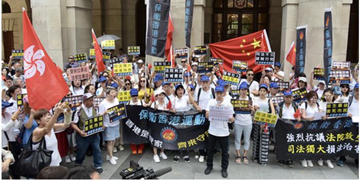 不满“警察抓人法官放人” 香港市民赴法院抗议 不满“警察抓人法官放人” 香港市民赴法院抗议