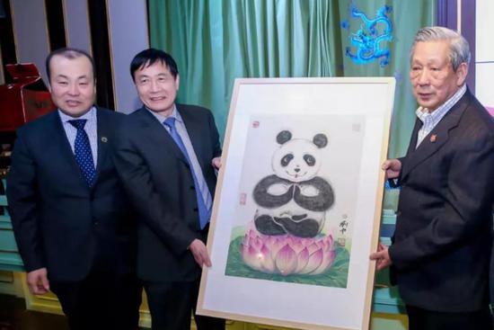 左起:外交文化活动纪念封组委会副主席邢凤亮、中国和平发展基金会秘书长徐建国代表中国和平发展基金会,向泰中文化促进委员会代表披尼·扎禄颂巴主席赠送刘中先生《国宝禅意》系列作品