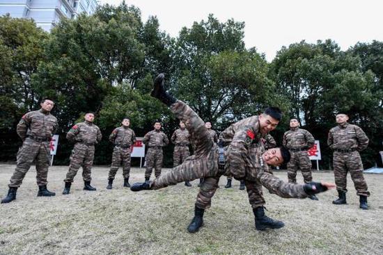 1月5日,武警江苏总队泰州支队组织官兵进行搏击课目训练。新华社发(杨玉岗 摄)