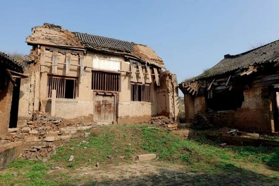 晋中市平遥县婴溪村,清代三教庙观音堂主殿两侧屋檐在雨中垮塌,配殿一半屋檐坍塌,墙体也残破不堪。图/唐大华