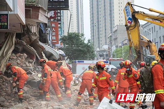 长沙民房倒塌，为什么不“揭盖子”救？为什么不用大型机械？答疑来了