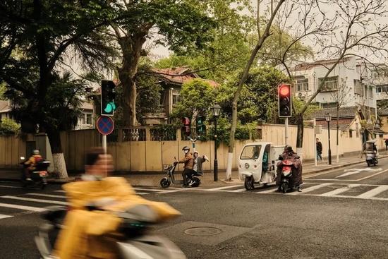 随着城市化的推进,蕴藏在小区名字里的最后一点乡土气似乎也都消散掉了。| unsplash