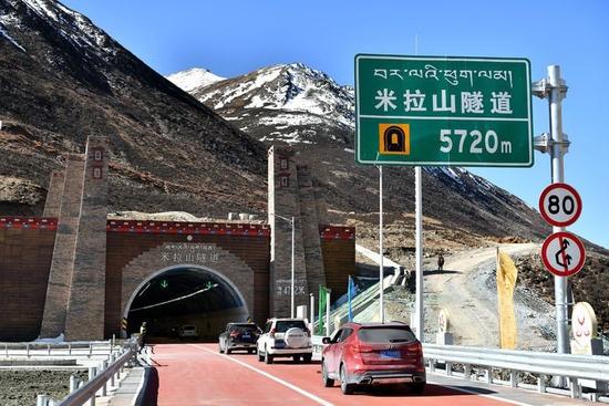 车辆驶入米拉山隧道(2019年4月26日摄)。 新华社记者 李鑫 摄