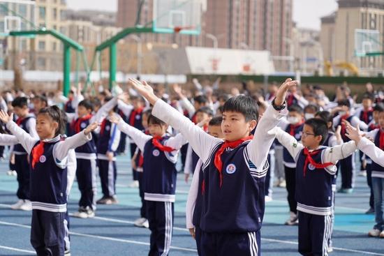 雄安新区容西片区云溪小学的学生在操场上做操(2023年3月23日摄)。新华社记者 牟宇 摄