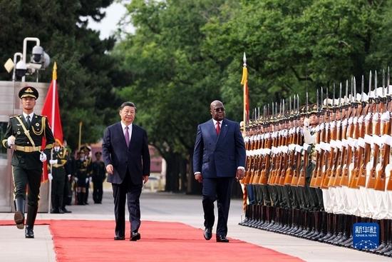 5月26日下午,国家主席习近平在北京人民大会堂同来华进行国事访问的刚果(金)总统齐塞克迪举行会谈。这是会谈前,习近平在人民大会堂东门外广场为齐塞克迪举行欢迎仪式。新华社记者 刘彬 摄